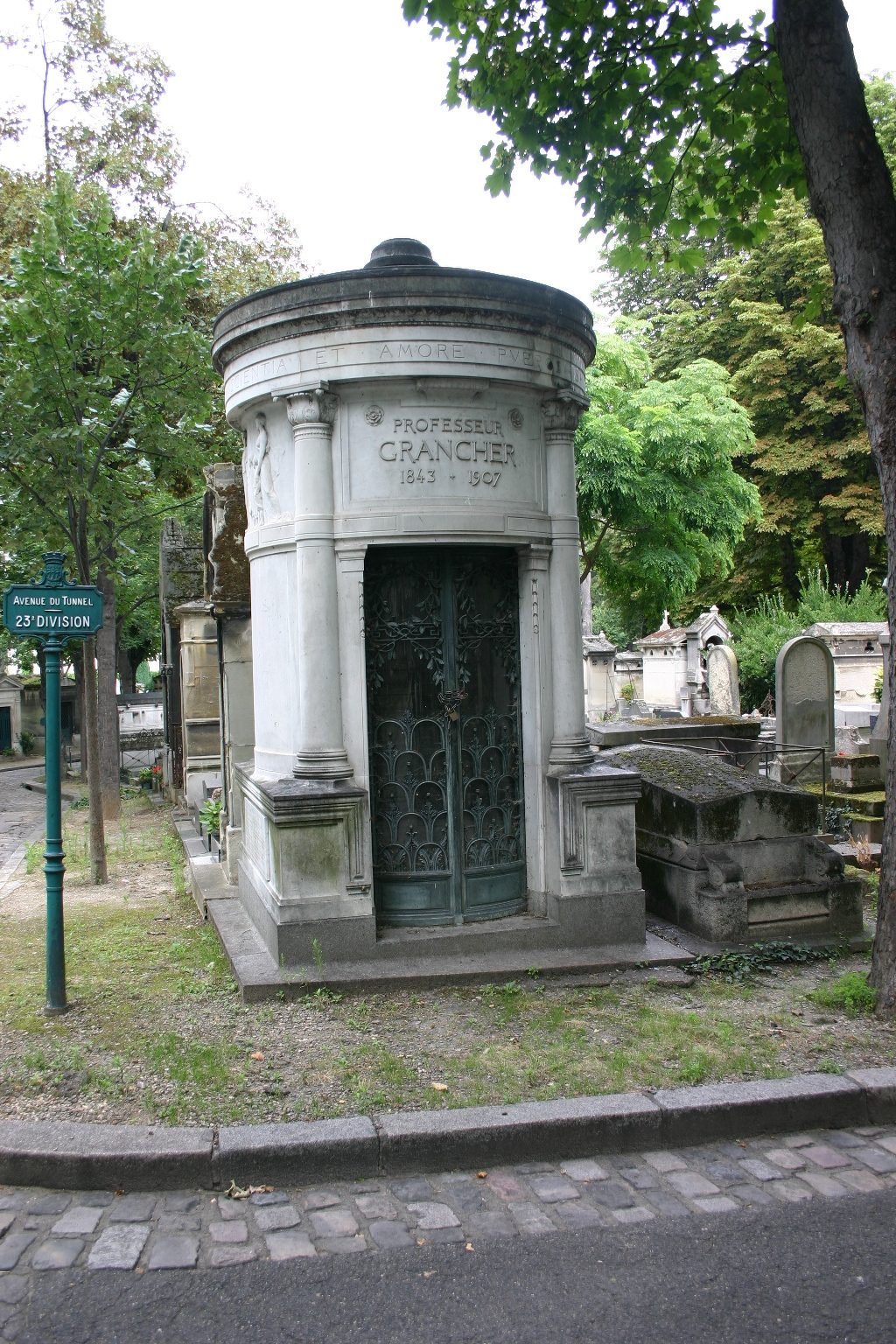 Jacques-Joseph%20Grancher%27s%20funeral%20monument%2C%20Montmartre%20Cemetery%2C%20Paris%20%2801%29.JPG